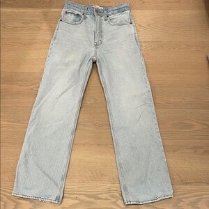 Abercrombie & Fitch light wash High Rise 90s Relaxed Jean, size 24